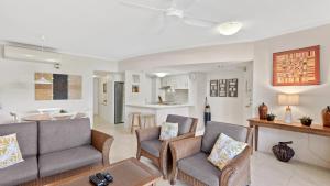 Зона вітальні в Coral Sands Beachfront Resort