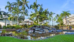 Сад в Coral Sands Beachfront Resort