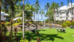 Сад в Coral Sands Beachfront Resort