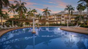 Басейн в Coral Sands Beachfront Resort або поблизу