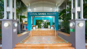 Фасад або вхід у Coral Sands Beachfront Resort