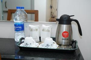 Příslušenství pro přípravu čaje a kávy v ubytování Hotel Jai's Inn