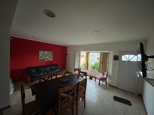 una sala de estar con una mesa y un sofá en Casa de barrio, en Monte Hermoso