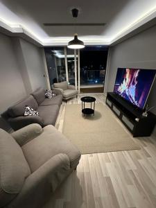 TV a/nebo společenská místnost v ubytování Ottomare Suites luxury apartment with pool with amazing view