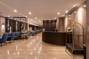 Ο χώρος του λόμπι ή της ρεσεψιόν στο Nhat Ha Lavish Hotel