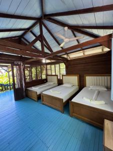 - une chambre avec 3 lits dans une maison en bois dans l'établissement Hotel Bahía Aguacate, à Capurganá 49 autres photos