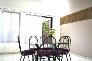 a dining room table and chairs with purple cushions at Casa La Primavera RTH in Comitán de Domínguez