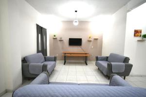 a waiting room with two couches and a tv at Casa La Primavera RTH in Comitán de Domínguez