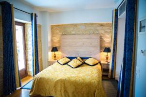 ポルタリアにあるMaritsas Hotel & Suitesのベッドルーム1室(枕2つ付)