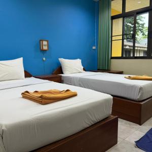 zwei Betten in einem Zimmer mit blauen Wänden in der Unterkunft Ocean View Resort in Ko Lanta