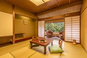 Posezení v ubytování Ooedo Onsen Monogatari Premium Yamanaka Grand Hotel