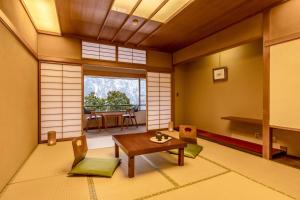 Posezení v ubytování Ooedo Onsen Monogatari Premium Yamanaka Grand Hotel