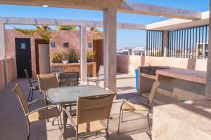 a patio with a table and chairs on a balcony at Loft a 3 cuadras de la playa by G P S rentas in Mazatlán