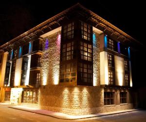 un edificio con luces de Navidad en un lado en Hotel La Trufa Negra, en Mora de Rubielos