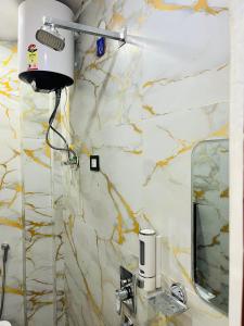 a bathroom with a sink and a mirror at Luxury Apartment at New Delhi With Lift and Car parking in New Delhi +41 photos