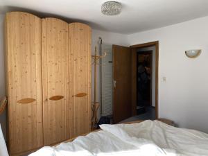 - une chambre avec un lit et des placards en bois dans l'établissement Ferienwohnung Kahlersberg, à Schönau am Königssee