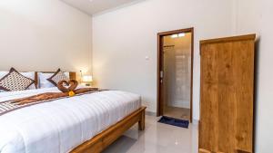 Postel nebo postele na pokoji v ubytování Depi House Ubud