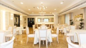 Гостиная зона в Royal Grand Suite Hotel