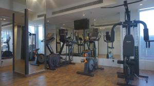 Фитнес-центр и/или тренажеры в Royal Grand Suite Hotel