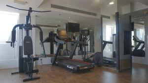 Фитнес-центр и/или тренажеры в Royal Grand Suite Hotel