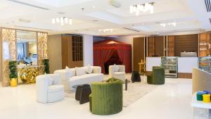 Гостиная зона в Royal Grand Suite Hotel