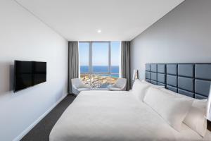 Postel nebo postele na pokoji v ubytování Meriton Suites Southport