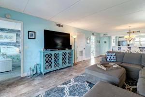 Μια τηλεόραση ή/και κέντρο ψυχαγωγίας στο Condo w Fishing Pier Access