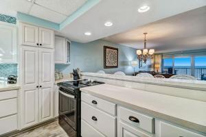 Η κουζίνα ή μικρή κουζίνα στο Condo w Fishing Pier Access