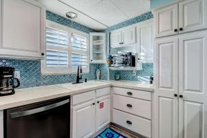 Η κουζίνα ή μικρή κουζίνα στο Condo w Fishing Pier Access