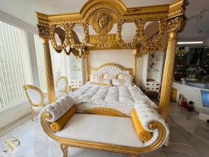 1 dormitorio con 1 cama ornamentada en una habitación en El Palacio del Rey, en Lima