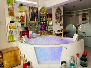 un jacuzzi en una habitación con muchos artículos en El Palacio del Rey, en Lima