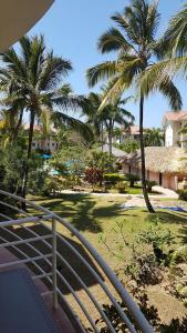 uma vista a partir de uma varanda de um resort com palmeiras em Garden Studio At Ocean Dream Resort em Cabarete