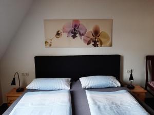 Ein Bett oder Betten in einem Zimmer der Unterkunft Ferienwohnung für 4 Personen ca 65 m in Walkenried, Harz Unterharz - a82702 + 24 Fotos