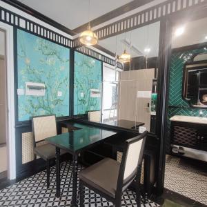a dining room with a glass table and chairs at Vinhomes grand park Q9 An Trú Homestay in Long Bình