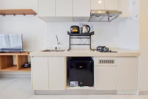 Kuchyň nebo kuchyňský kout v ubytování Comfort Stay Studio at Sky House BSD Apartment By Travelio