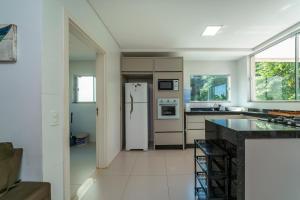 Küche/Küchenzeile in der Unterkunft Apartamento a 150 metros da Praia Bombinhas com 110m2 Natureza e Praia juntos Apt Completo pra toda família com Elevador #Uma verdadeira Experiência#