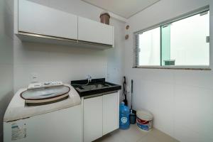 Küche/Küchenzeile in der Unterkunft Apartamento a 150 metros da Praia Bombinhas com 110m2 Natureza e Praia juntos Apt Completo pra toda família com Elevador #Uma verdadeira Experiência#