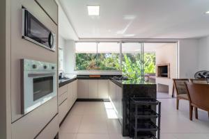 Küche/Küchenzeile in der Unterkunft Apartamento a 150 metros da Praia Bombinhas com 110m2 Natureza e Praia juntos Apt Completo pra toda família com Elevador #Uma verdadeira Experiência#