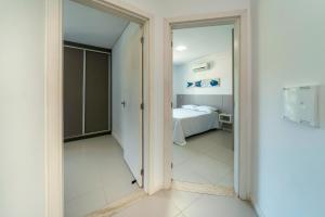 Ein Bett oder Betten in einem Zimmer der Unterkunft Apartamento a 150 metros da Praia Bombinhas com 110m2 Natureza e Praia juntos Apt Completo pra toda família com Elevador #Uma verdadeira Experiência#