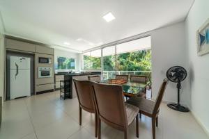 Küche/Küchenzeile in der Unterkunft Apartamento a 150 metros da Praia Bombinhas com 110m2 Natureza e Praia juntos Apt Completo pra toda família com Elevador #Uma verdadeira Experiência#