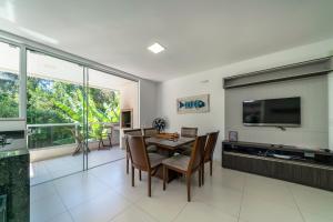 TV/Unterhaltungsangebot in der Unterkunft Apartamento a 150 metros da Praia Bombinhas com 110m2 Natureza e Praia juntos Apt Completo pra toda família com Elevador #Uma verdadeira Experiência#