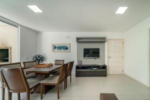 TV/Unterhaltungsangebot in der Unterkunft Apartamento a 150 metros da Praia Bombinhas com 110m2 Natureza e Praia juntos Apt Completo pra toda família com Elevador #Uma verdadeira Experiência#