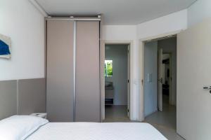 Ein Bett oder Betten in einem Zimmer der Unterkunft Apartamento a 150 metros da Praia Bombinhas com 110m2 Natureza e Praia juntos Apt Completo pra toda família com Elevador #Uma verdadeira Experiência#