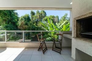 Ein Balkon oder eine Terrasse in der Unterkunft Apartamento a 150 metros da Praia Bombinhas com 110m2 Natureza e Praia juntos Apt Completo pra toda família com Elevador #Uma verdadeira Experiência#