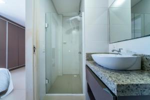 ein Badezimmer mit Waschbecken und Dusche in der Unterkunft Apartamento a 150 metros da Praia Bombinhas com 110m2 Natureza e Praia juntos Apt Completo pra toda família com Elevador #Uma verdadeira Experiência# in Bombinhas + 37 Fotos