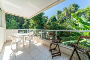 Ein Balkon oder eine Terrasse in der Unterkunft Apartamento a 150 metros da Praia Bombinhas com 110m2 Natureza e Praia juntos Apt Completo pra toda família com Elevador #Uma verdadeira Experiência#