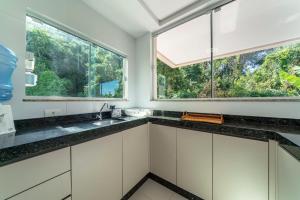 Küche/Küchenzeile in der Unterkunft Apartamento a 150 metros da Praia Bombinhas com 110m2 Natureza e Praia juntos Apt Completo pra toda família com Elevador #Uma verdadeira Experiência#