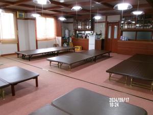 una habitación con tres mesas de ping pong. en Famille Wakata, en Hakuba
