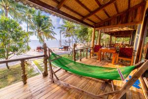 - un hamac sur la terrasse d'une maison sur la plage dans l'établissement Dugong Resort Phu Quoc, à Duong Dong