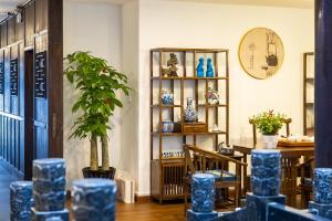 a room with blue bottles and a table and a plant at Huangshan Chuyuyuan Manju Homestay in Huangshan